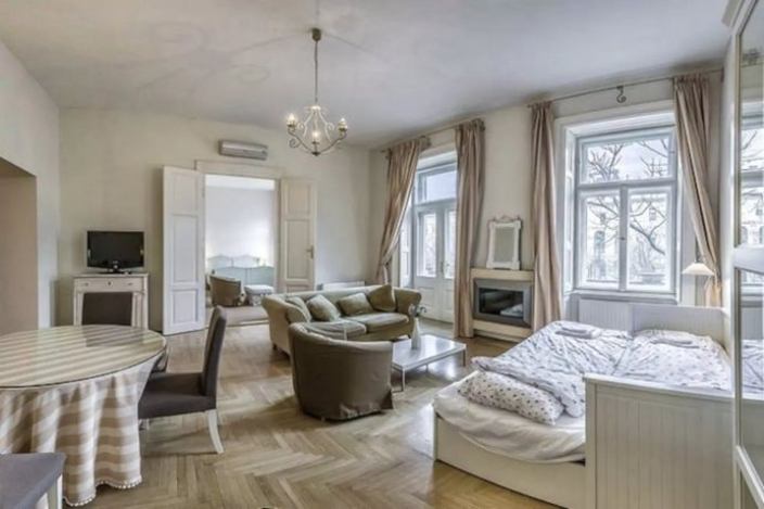 Spacious Vintage Home with Andrassy Avenue with balcony