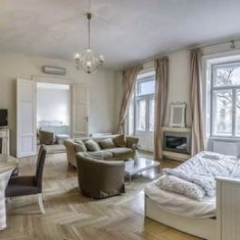 Spacious Vintage Home with Andrassy Avenue with balcony